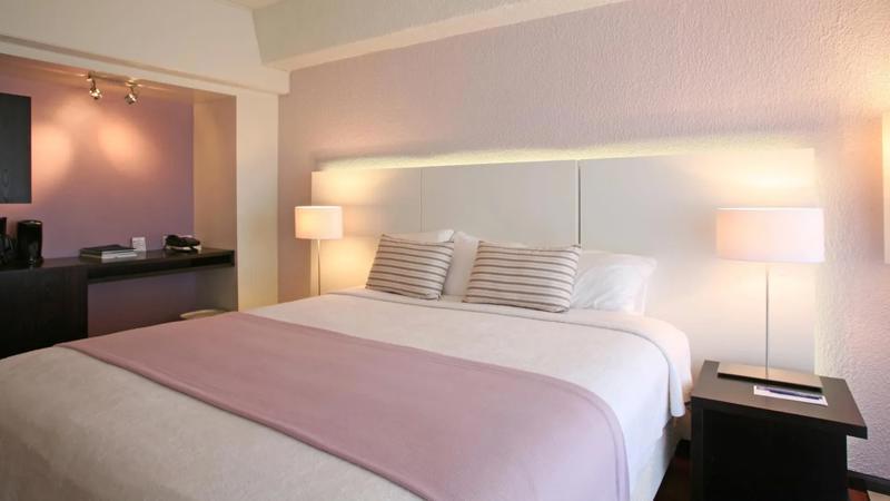 Cameră dublă cu pat king-size și decor modern – Holland House Beach Hotel, Sint Maarten