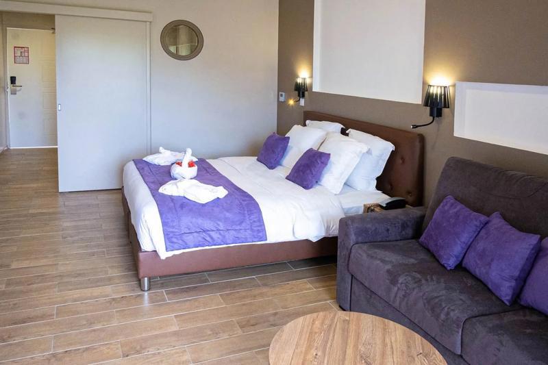 Cameră dublă superioară cu decor violet și pat matrimonial – Hotel Diamant les Bains, Martinica