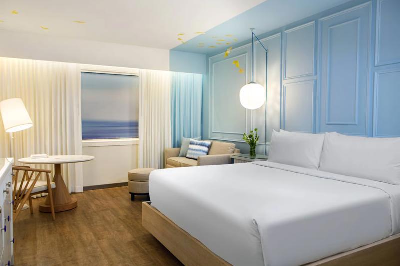 Cameră king cu design contemporan în nuanțe de albastru și alb – Renaissance Curaçao Resort, Willemstad