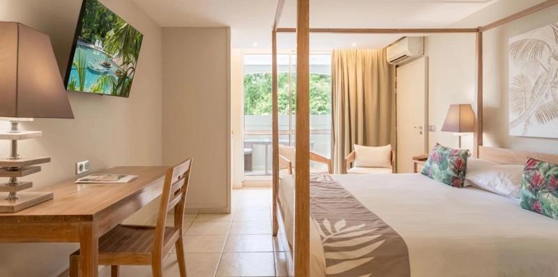 Cameră superioară cu pat baldachin, balcon și decor tropical – Hotel La Pagerie, Martinica