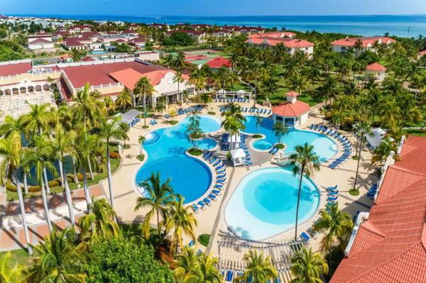 Complex de piscine exterioare cu șezlonguri albastre și palmieri – Paradisus Princesa del Mar Resort & Spa, Varadero