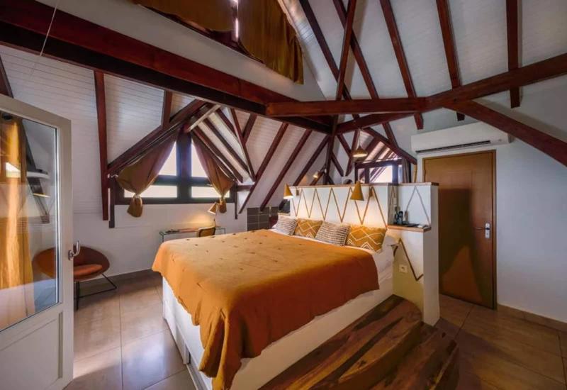 Dormitor de lux cu pat king-size și decor rafinat – La Suite Villa, Caraibe