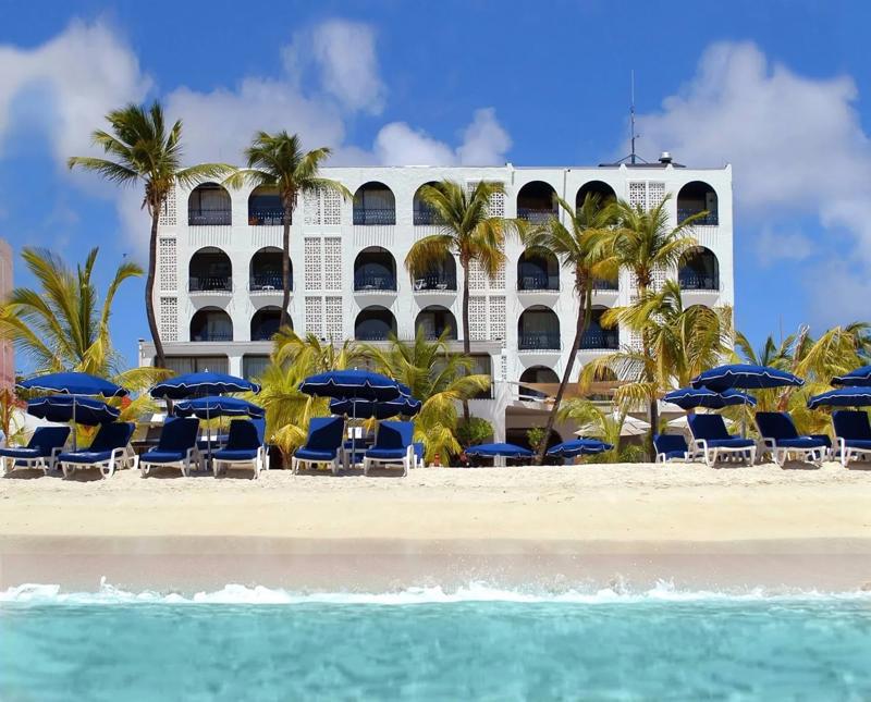 Holland House Beach Hotel văzut din mare, cu plajă privată de nisip alb – Sint Maarten