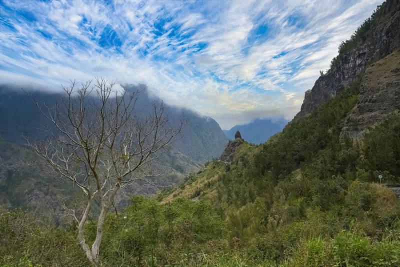 Insula Réunion: Acolo Unde Vulcanul Întâlnește Marea – Peisaje Insulare de Neuitat