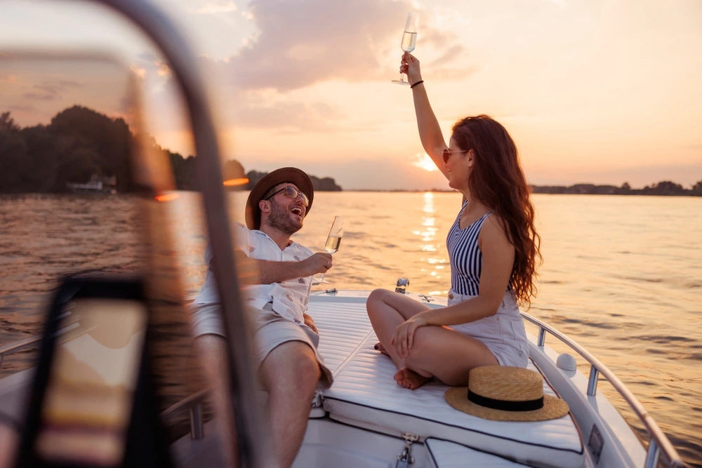 Luna de miere Mauritius, cuplu romantic pe plaja privata la apus de soare