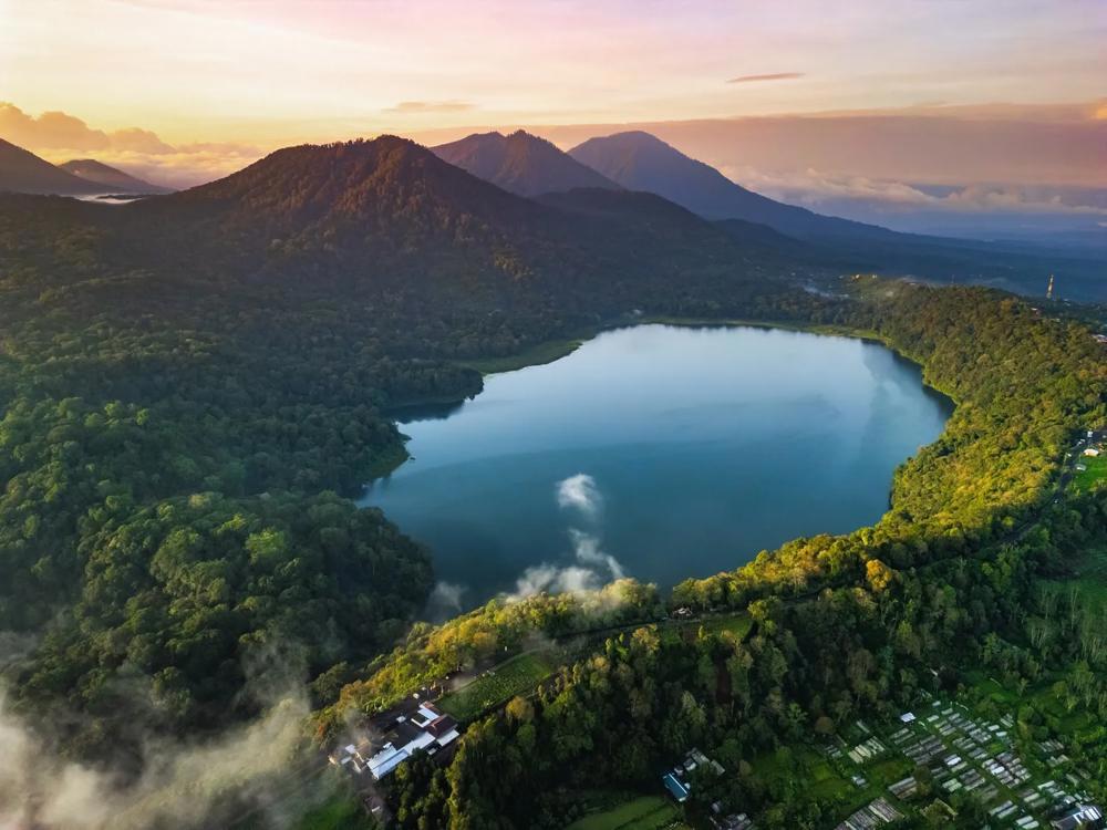 munți natură tropicală Indonezia