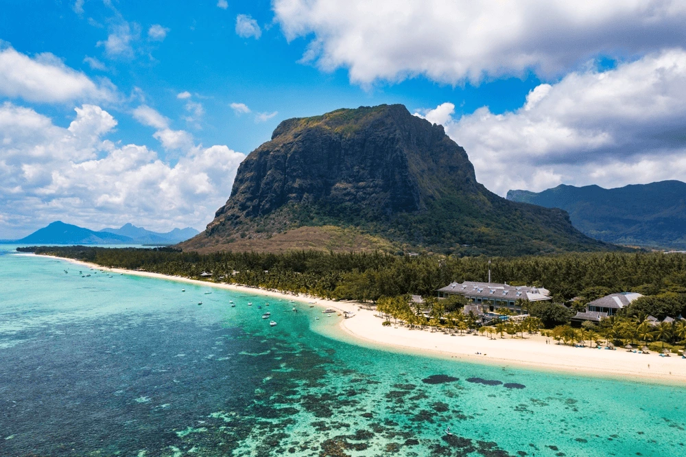 Peninsula Le Morne Mauritius, patrimoniu UNESCO, cu munte vulcanic si laguna albastra