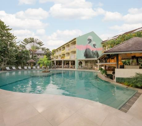 Piscină exterioară cu murală tropicală și bar – Hotel La Pagerie, Les Trois-Îlets, Martinica