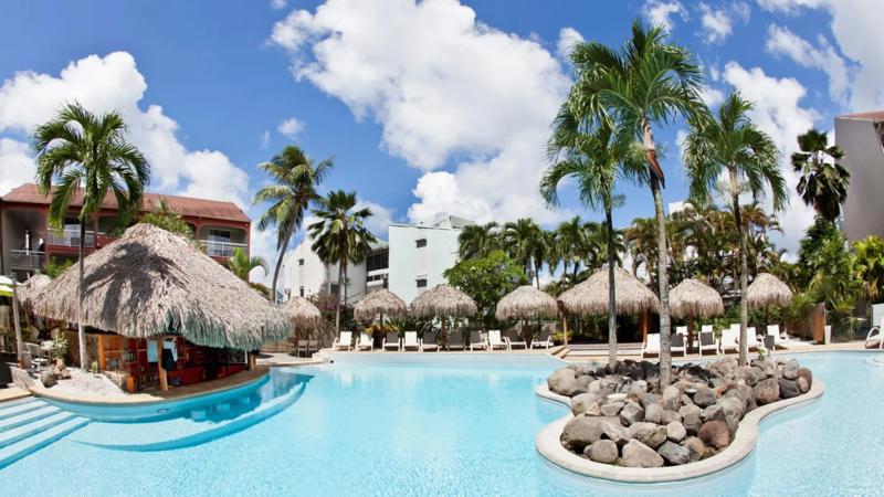 Piscină lagună cu bar acoperit cu paie și palmieri tropicali – Hotel La Pagerie, Martinica