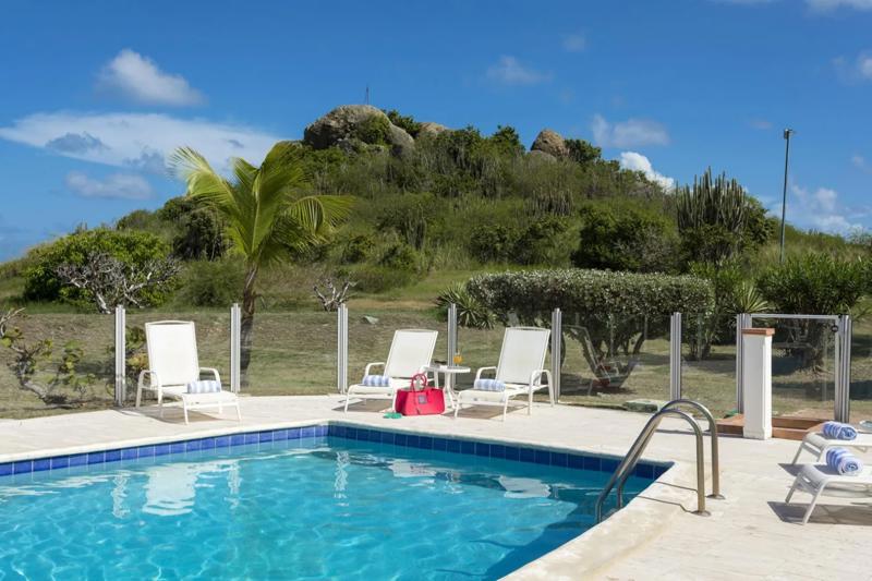Piscină privată cu vedere la dealuri verzi și ocean – Esmeralda Resort, Orient Bay, Saint-Martin