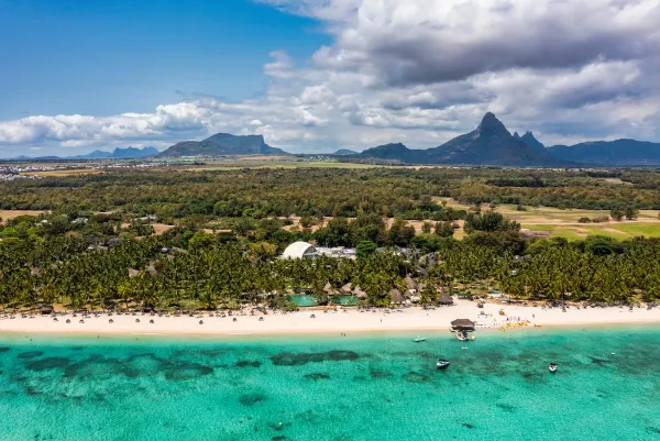 Plajă albă cu apă turcoaz în Mauritius, palmieri și resort de 5 stele