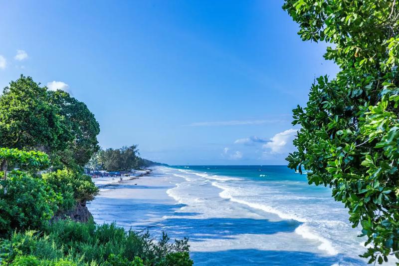 Plaja Diani cu Nisip Alb și Apă Turcoaz înconjurată de Palmieri – Coasta Kenya