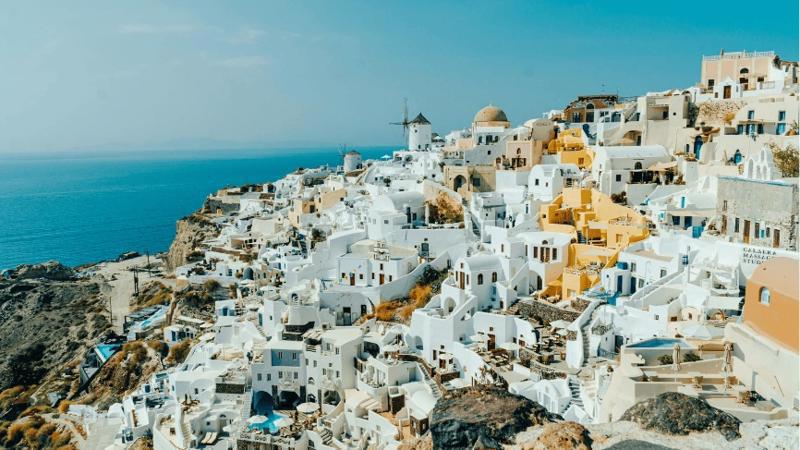 Sejur în Santorini vs Sejur în Mykonos