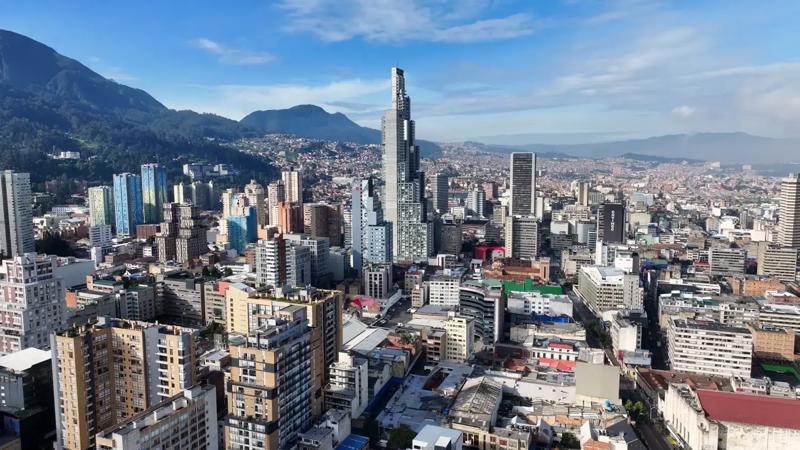 Skyline modern al orașului Bogotá cu zgârie-nori și munții Anzi în fundal – capitala Columbiei