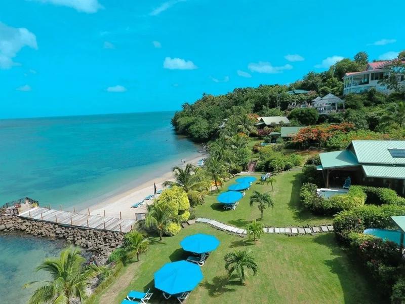 Vedere aeriană a Calabash Cove Resort & Spa cu plajă privată și mare turcoaz – Saint Lucia