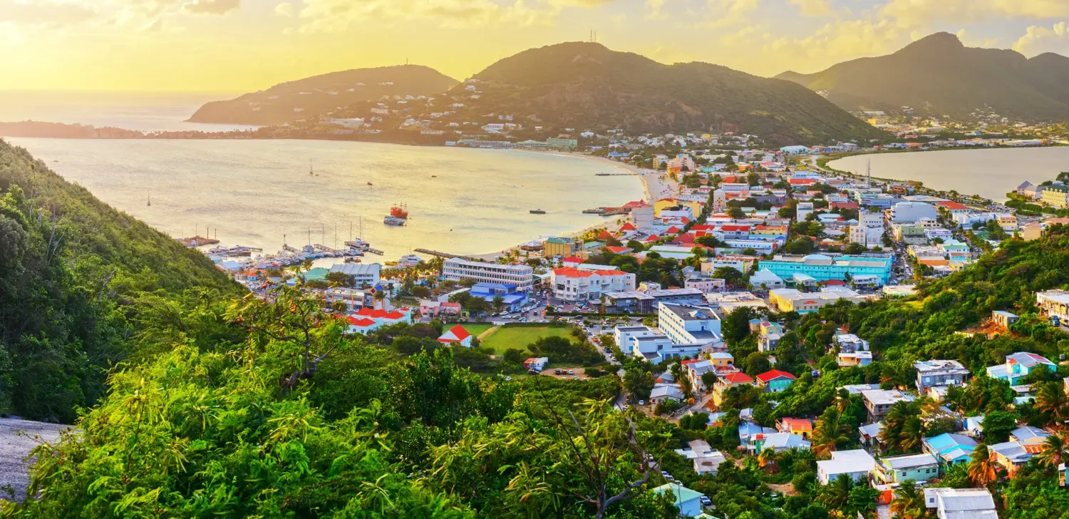 Vedere panoramică asupra orașului Marigot la apus de soare – Saint-Martin, Antilele Franceze