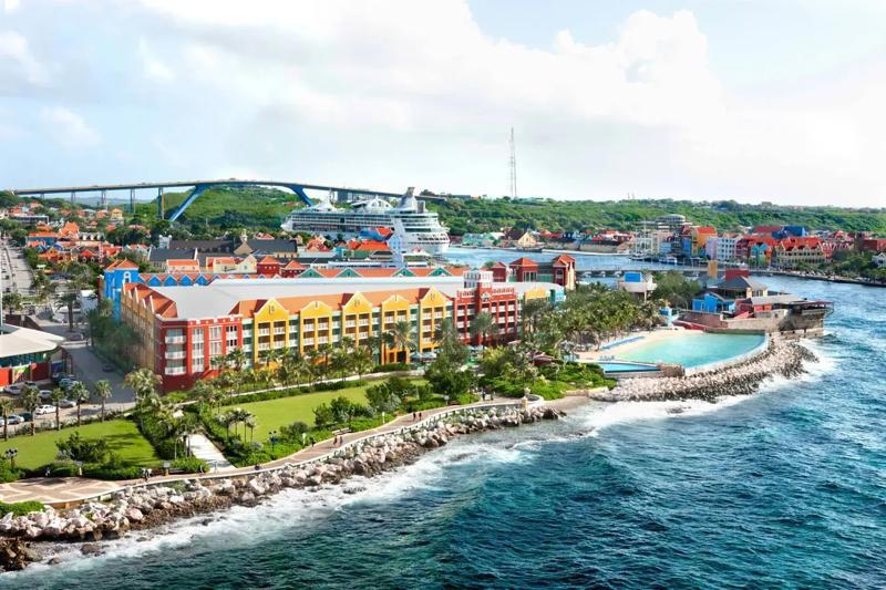 Vedere panoramică spre Renaissance Curaçao Resort și centrul istoric Willemstad cu podul Queen Juliana